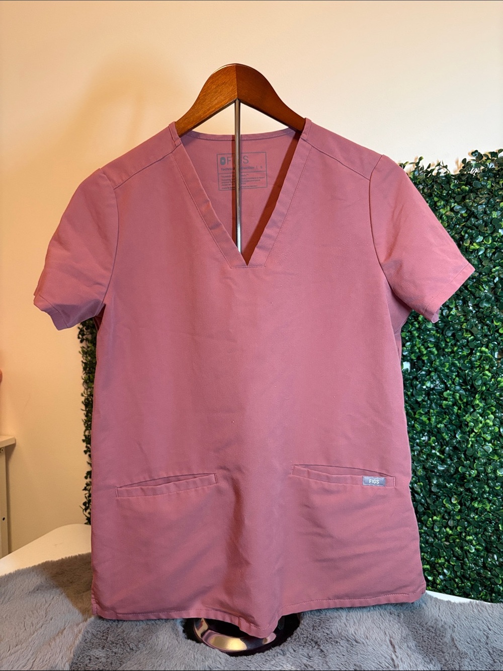 Figs Women Short Sleeve V-Neck Top in Dusty Rose Size Small